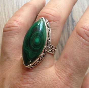 Zilveren ring met ovale Malachiet en bewerkte setting 19 mm
